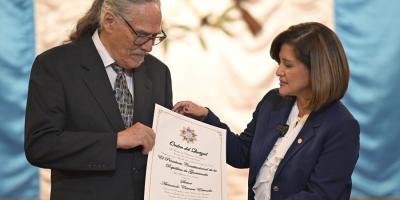 Armando Cáceres Estrada recibe Orden del Quetzal
