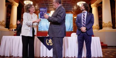 El Presidente Bernardo Arévalo recibe la Estrategia Nacional de Atracción de Inversión Extrajera Directa. 