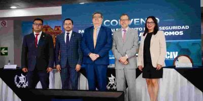 El Ministerio de Gobernación (MINGOB) y el Ministerio de Comunicaciones, Infraestructura y Vivienda (CIV) a través de la Dirección General de Aeronáutica Civil (DGAC) firmaron el “Convenio de Cooperación Interinstitucional para el fortalecimiento de la seguridad en aeropuertos y aeródromos”, el cual permitirá coordinar y desarrollar de forma conjunta acciones destinadas a fortalecer y garantizar la seguridad en los aeropuertos internacionales y en los aeródromos de Guatemala administrados por la DGAC.