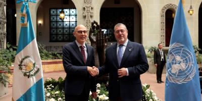 Luego de la reunión, Arévalo y Türk compartieron y platicaron con varios niños en el Patio de la Paz, del Palacio Nacional de la Cultura.