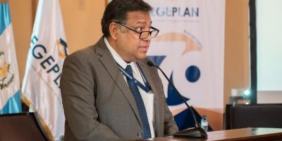 Secretario de SEGEPLAN Carlos Mendoza en su participación en el Conversatorio ¿cómo podemos llegar hacia a la Innovación de Políticas Públicas?