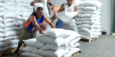 Distribuyen alimentos para afectados por lluvias