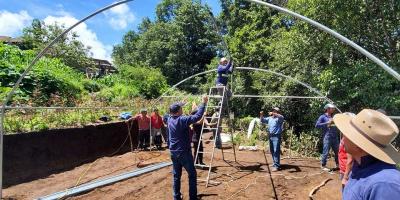 Entregan invernaderos para cultivo de flores en Sibinal