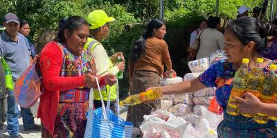 Familias de Santa Bárbara, Huehuetenango, reciben asistencia alimentaria