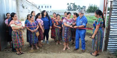 Fortalecen el acceso de alimentos con los huertos comunitarios