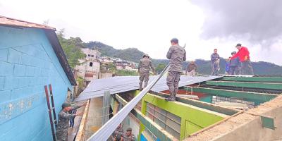 Ejército de Guatemala realiza tareas de remozamiento en establecimientos educativos en Retalhuleu, San Marcos y Zacapa.