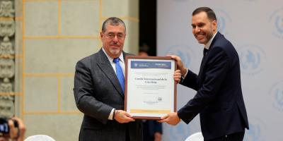 Presidente Bernardo Arévalo en entrega de reconocimiento a Cruz Roja