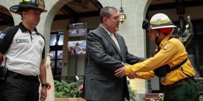 Presidente reconoce el valor de las brigadas contraincendios forestales del sistema CONRED