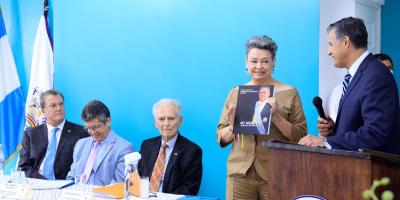 Primera Dama Lucrecia Peinado