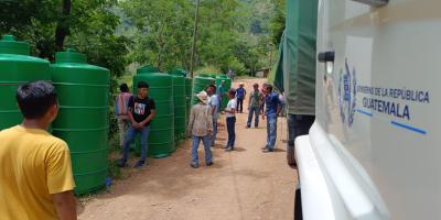 Familias reciben silos para conservación de granos
