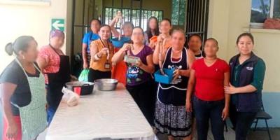 Madres y padres de Medidas Socioeducativas de Coatepeque aprendieron a hacer longanizas en un taller de emprendimiento