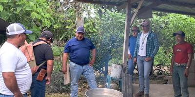 Peteneros aprenden la elaboración artesanal de láminas de cera