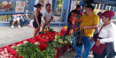 Vecinos de Escuintla adquieren productos frescos a precio de feria