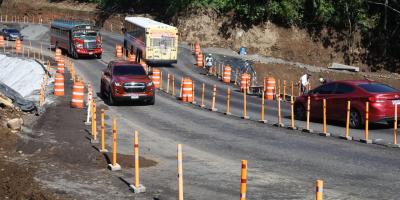 El Ministerio de Comunicaciones, Infraestructura y Vivienda (CIV) ha habilitado dos carriles, uno en cada dirección, en el kilómetro 44 de la Autopista Palín-Escuintla (APE). Se recomienda a los usuarios moderar su velocidad en el área, respetar la señalización y seguir las indicaciones de PROVIAL en todo momento.