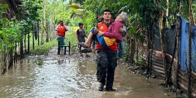 Soldados guatemaltecos dan respuesta ante eventualidades a consecuencia de las lluvias en Petén, Suchitepéquez, Baja Verapaz y Huehuetenango.