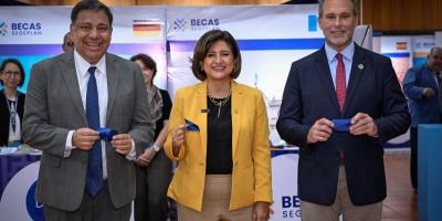 Vicepresidenta Karin Herrera  en Feria de Becas SEGEPLAN