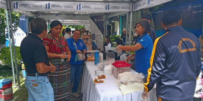 Los jóvenes de Casa Intermedia fueron invitados al bazar de la UPCV