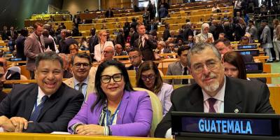 Secretario general de Planificación, Carlos Mendoza, junto al presidente Bernardo Arévalo en el pleno de la ONU. 