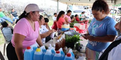 San Luis Petén se llena de productos frescos en la Feria del Agricultor