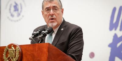 Luego de la conferencia, el presidente también celebró su cumpleaños con los periodistas.