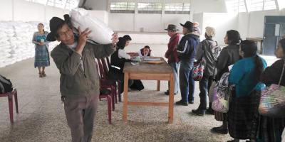 Agricultores de Santa Lucía La Reforma reciben fertilizantes