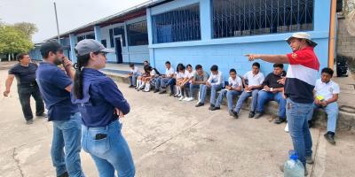 Estudiantes aprenden a elaborar insecticida orgánico