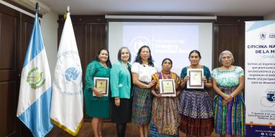 Ministra Miriam Roquel entregó reconocimientos a mujeres rurales por su labor como guardianas de la madre naturaleza y de la vida.