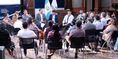 Diálogo sobre inteligencia artificial, con participación de directores y equipo especializado. 