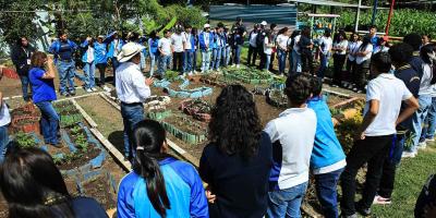 Jóvenes sembrando el futuro, agricultura familiar para alimentar el futuro