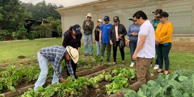 Personas con discapacidad auditiva aprenden procesos agrícolas y pecuarios