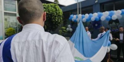 En el último acto cívico, adolescentes de los centros juveniles de privación de libertad participaron en la izada de la bandera.