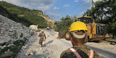 Cuerpo de Ingenieros del Ejército despeja tramo carretero en el km. 61 Ruta al Atlántico