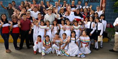 Este centro educativo, que atiende a más de 80 estudiantes de preprimaria a sexto grado, se restauró como parte de los esfuerzos gubernamentales por mejorar las condiciones de aprendizaje en el país.