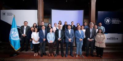 Autoridades institucionales y grupo de profesionales que aprobó el curso de Demografía. 