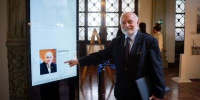 El exsecretario Ariel Rivera Irías hace uso de la plataforma interactiva.