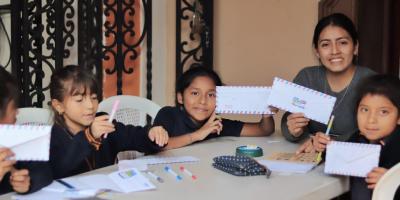 Jóvenes aprenden en el taller “Mi primera carta”