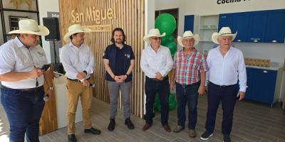 Viceminstro de Economía posa en fotografía con empresarios de jutiapa