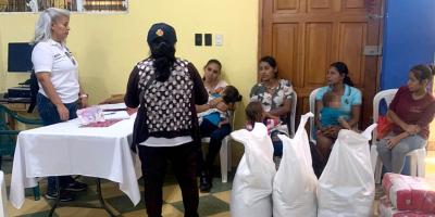 Entregan asistencia alimentaria a familias con niños en desnutrición aguda