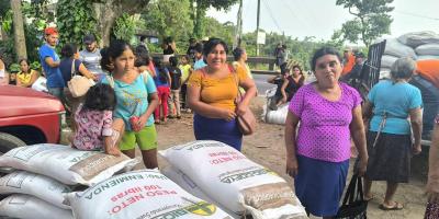 Familias agricultoras de Quetzaltenango reciben Bono Campesino