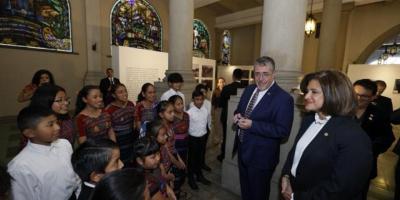 Durante la exposición fotográfica, Bernardo Arévalo y Karin Herrera compartieron con los guatemaltecos.