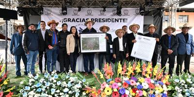 Habitantes de Asunción Chivoc, San Juan Sacatepéquez, reciben títulos de propiedad comunal en un acto histórico