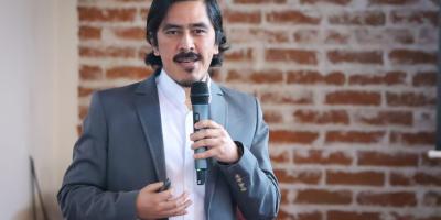 Rodrigo Sacahui, astrofísico, recibe el Premio Héroes de la Investigación 