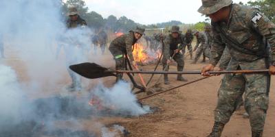 Ejército de Guatemala entrena a sus soldados en “Técnicas Básicas de Control de Incendios Forestales”.