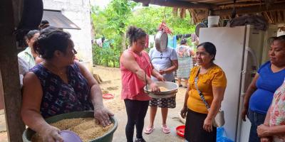 Aprenden a elaborar concentrado artesanal para aves en Poptún