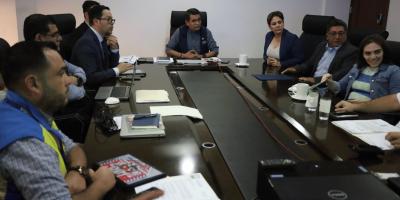 Ministro de Comunicaciones, Miguel Ángel Díaz, junto a viceministros y diputados de Izabal