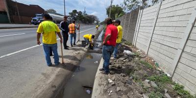 Personal de la Zona Vial 3 realiza limpieza de cunetas