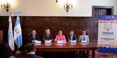 Ministra Anabella Giracca testigo de honor en firma de convenio del Programa Nacional de Alfabetización 2025