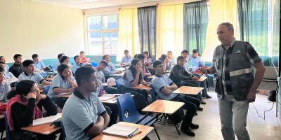 Estudiantes de reciben capacitación acerca del bienestar animal