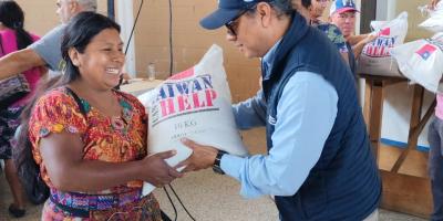 ENTREGA DE ARROZ POR SUBDIRECTOR FILOGONIO GOMEZ