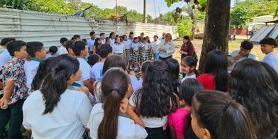 Estudiantes aprenden a elaborar abono bocashi 